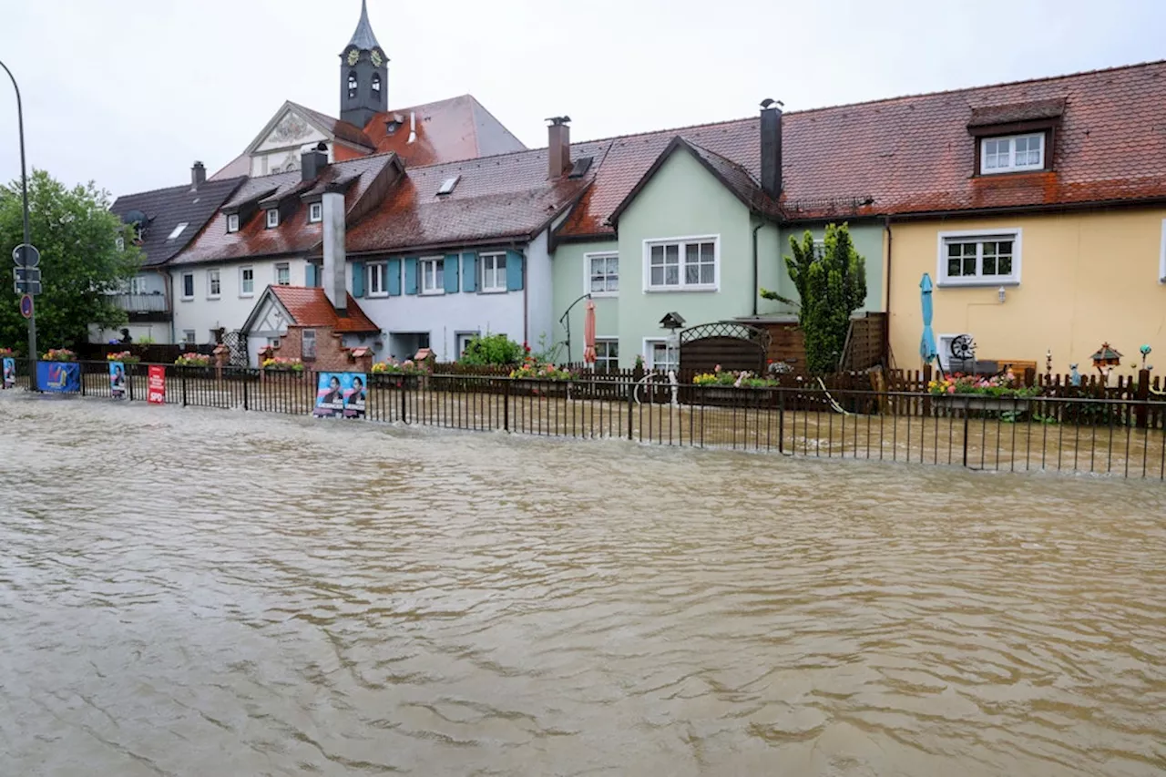 Dauerregen und Hochwasser: Deich bricht, Evakuierung vorbereitet