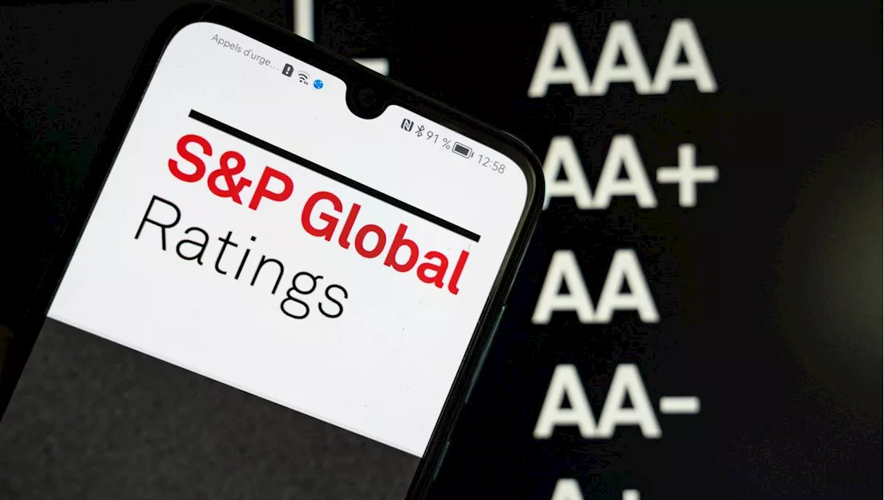 Déficits publics : l'agence S&P dégrade la note de la France de AA à AA-