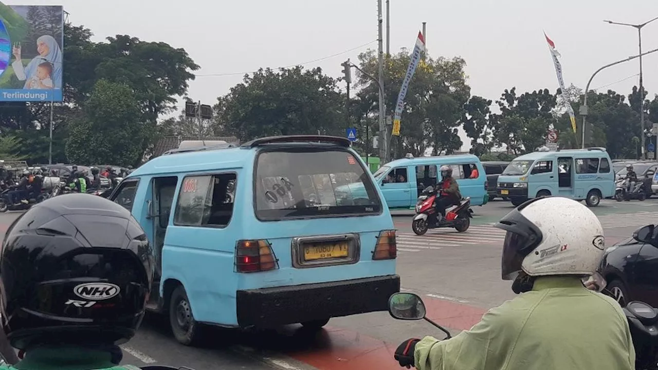 Nekat Gunakan Armada Tua untuk Bertahan di Kerasnya Lalu Lintas Jakarta