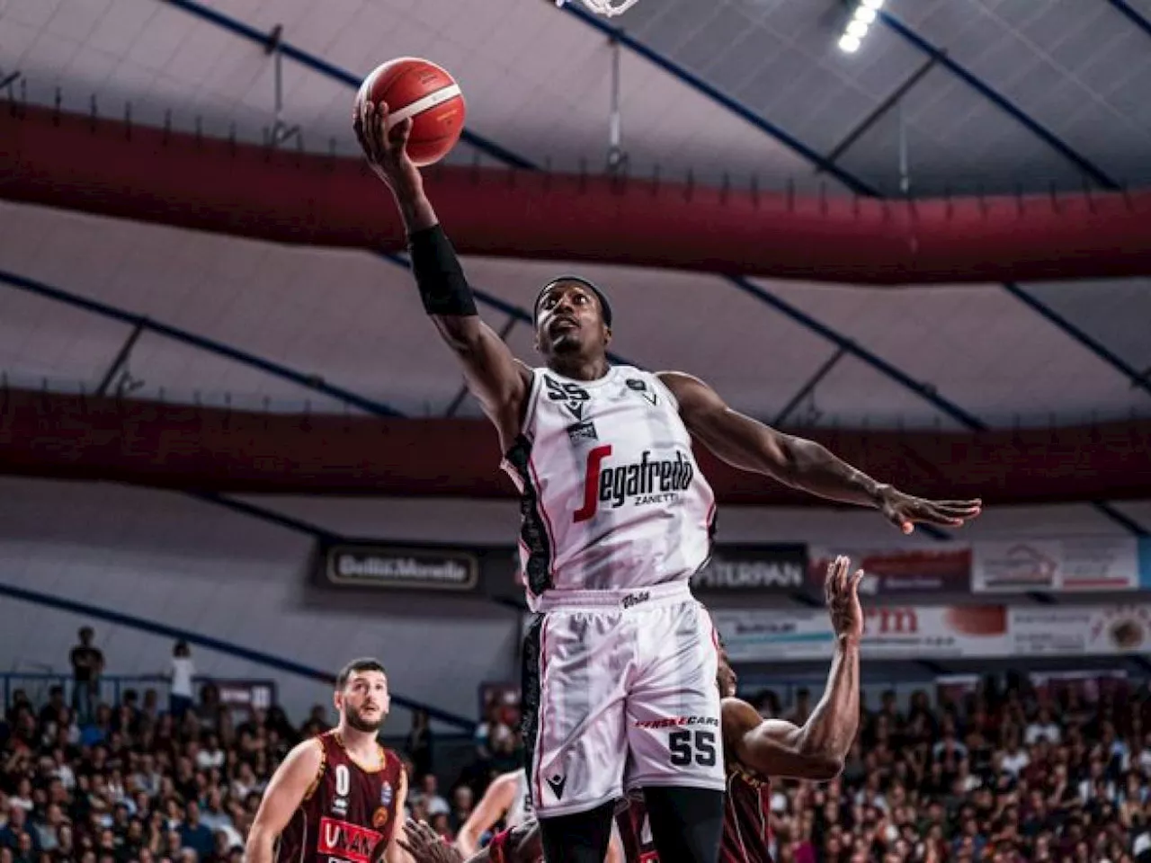 Basket, la Virtus Bologna chiude i conti a Venezia e raggiunge Milano in finale