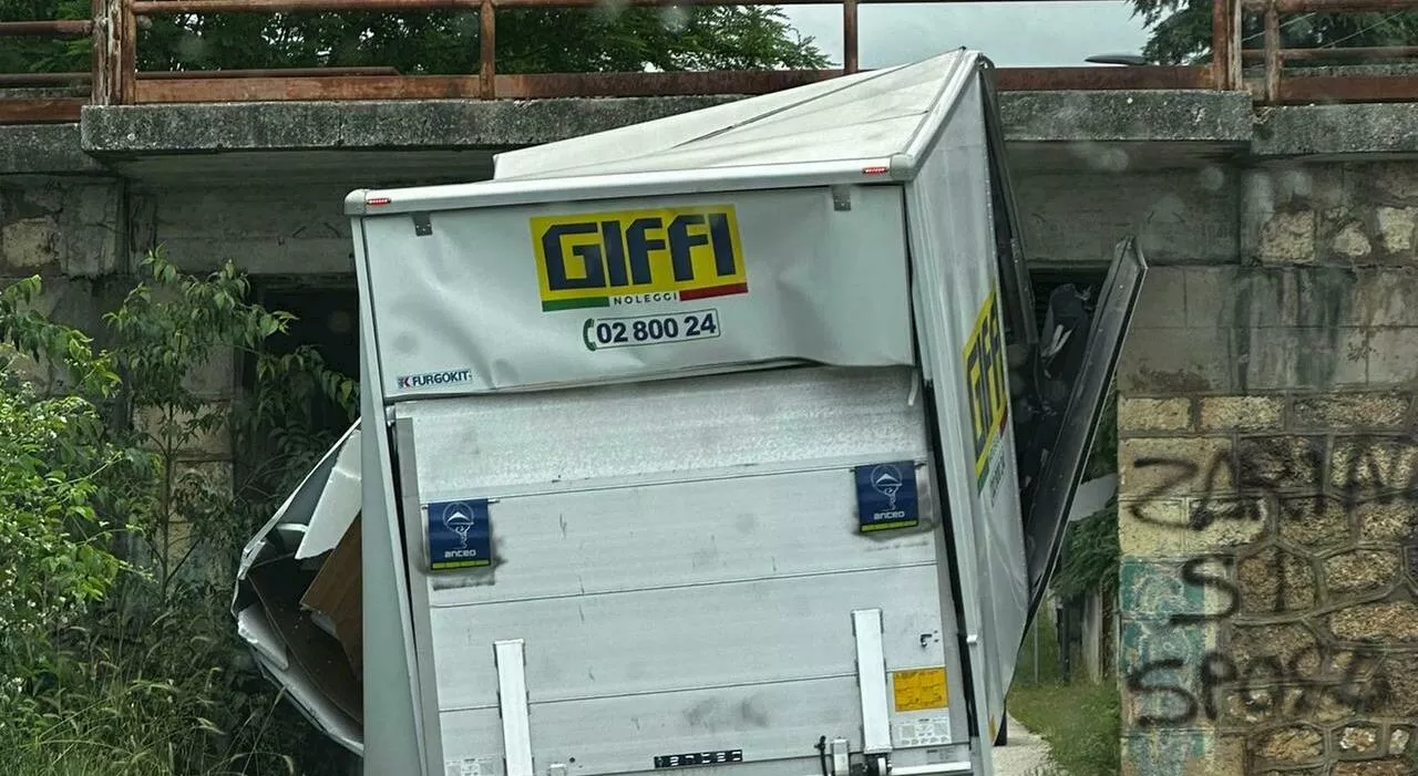 Avezzano, camion incastrato nel sottopasso: ponte salvo, mezzo danneggiato