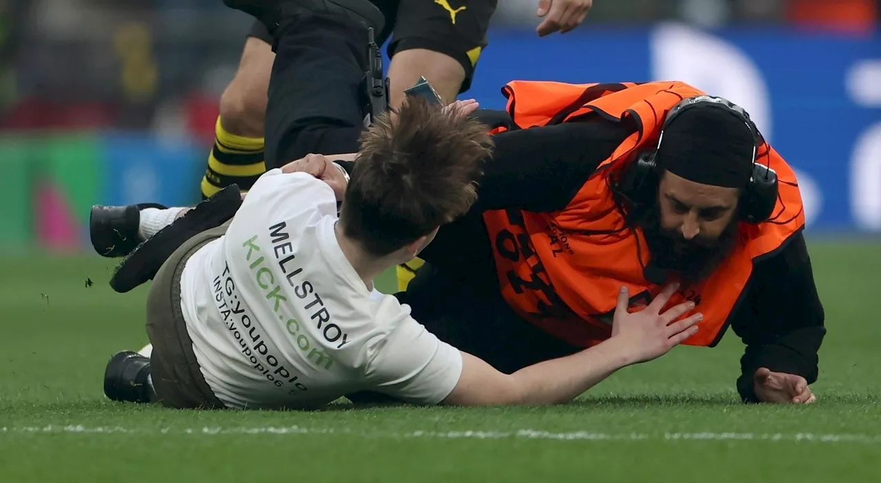 Dortmund-Real Madird, tripla invasione di campo: avevano la maglia di Mellstroy, lo streamer misogino