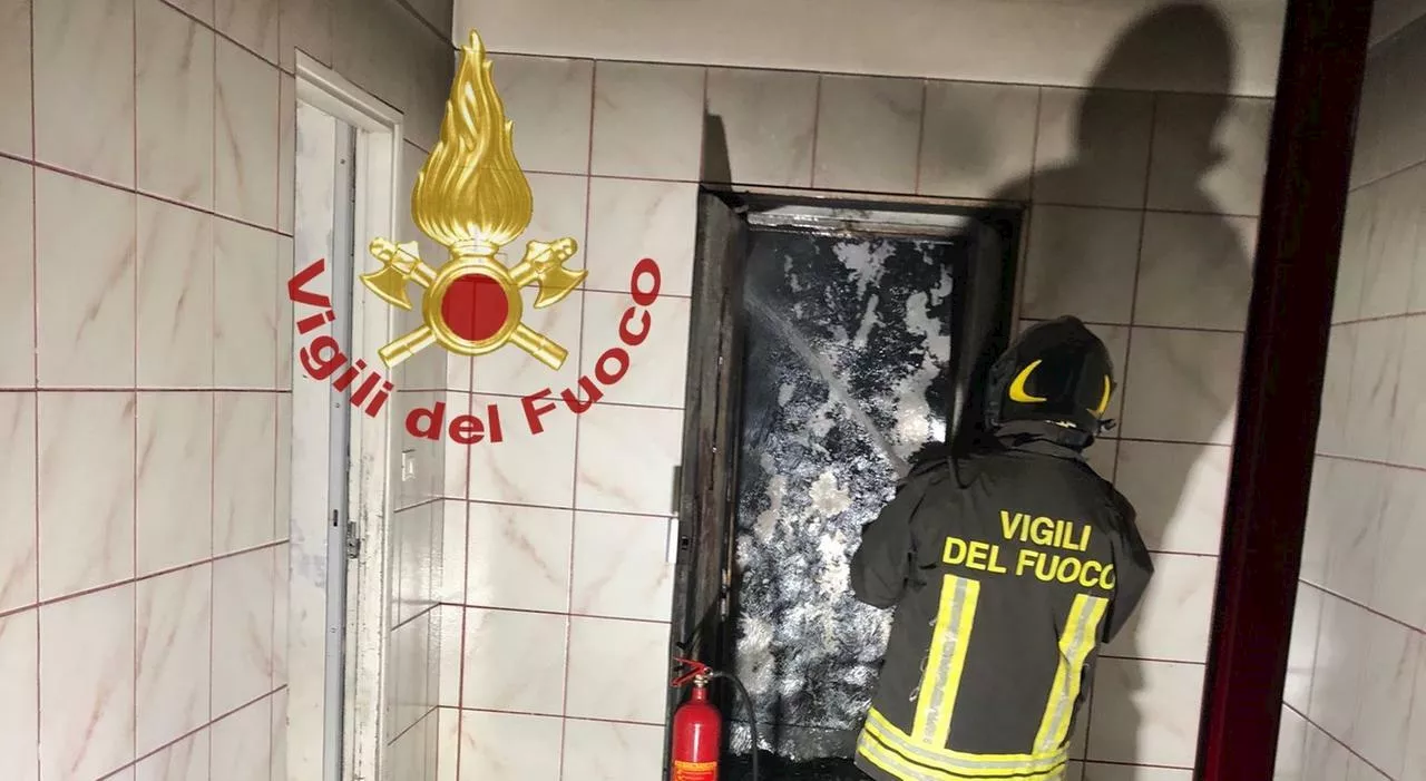 Fontanelle, tornano i roghi: fuoco in un vano ascensore