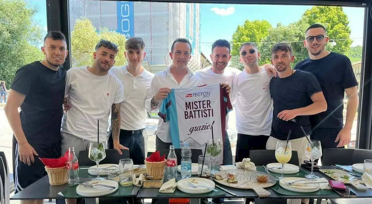 I giocatori del Fc Rieti celebrano Raffaele Battisti: «L'Eccellenza è anche tua»