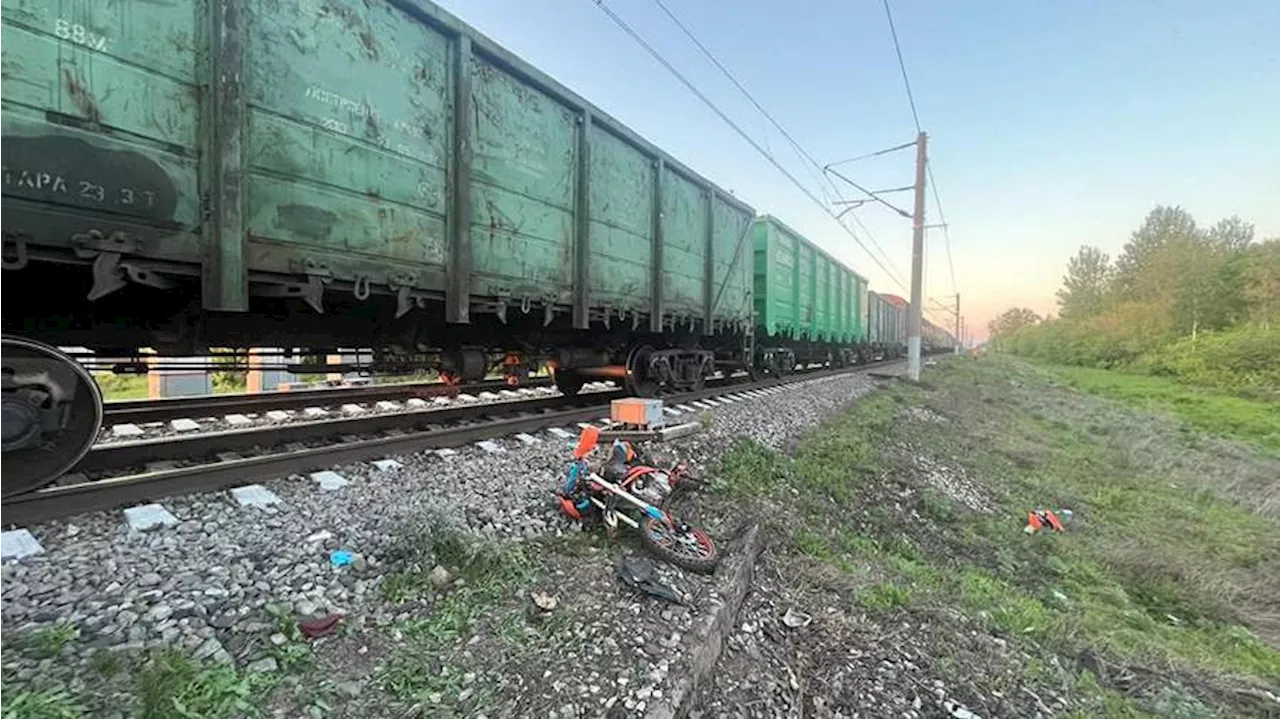 Два мотоцикла столкнулись с грузовым поездом в Татарстане