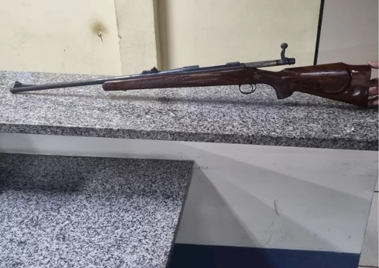 Mulher encontra rifle dentro de caixa d'água, na Praça Seca