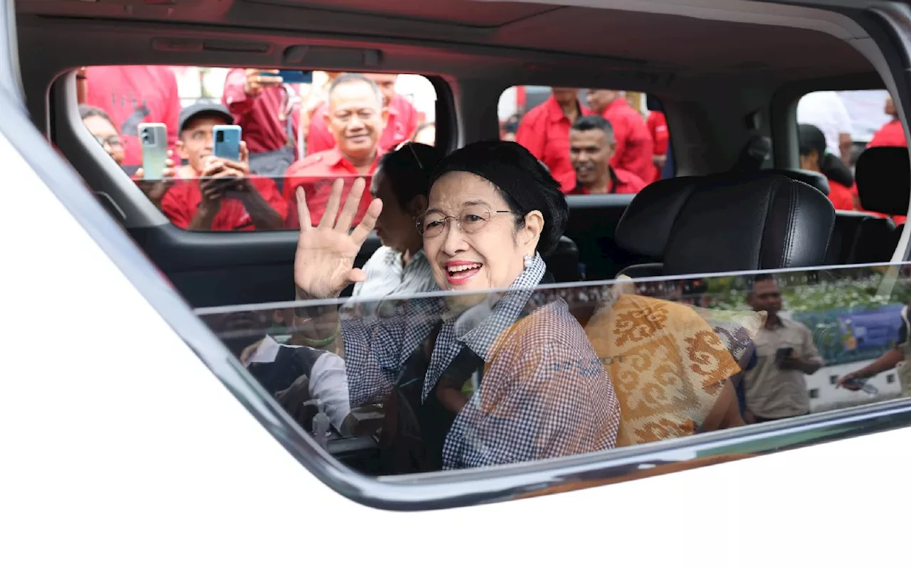 Menyapa Kader di Depan Kantor DPC PDIP Kabupaten Ende, Megawati Tampak Tersenyum