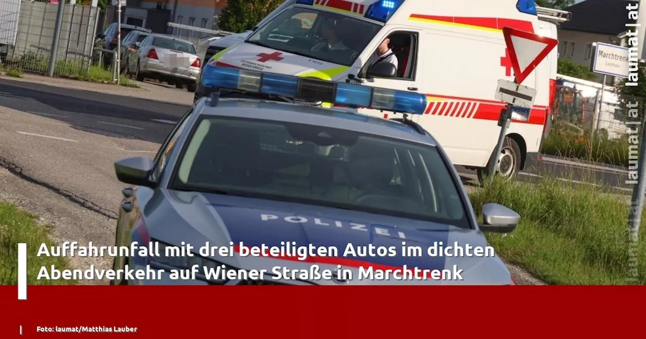 Auffahrunfall mit drei beteiligten Autos im dichten Abendverkehr auf Wiener Straße in Marchtrenk