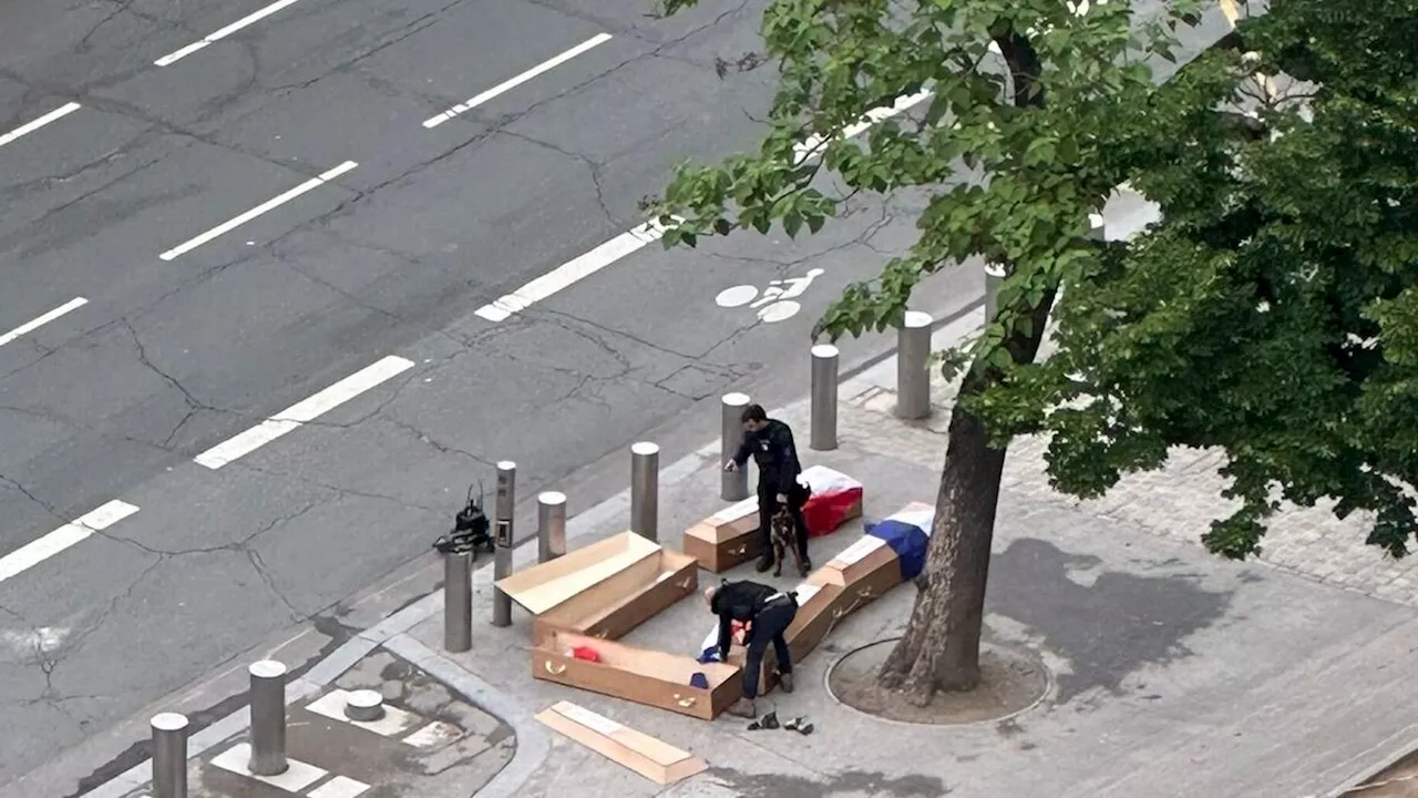 Paris : cinq cercueils déposés au pied de la tour Eiffel, trois personnes en garde à vue