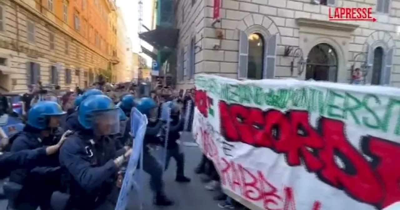 Roma, scontri tra pro-Gaza e polizia: bombe carta e fumogeni, si scatena il caos