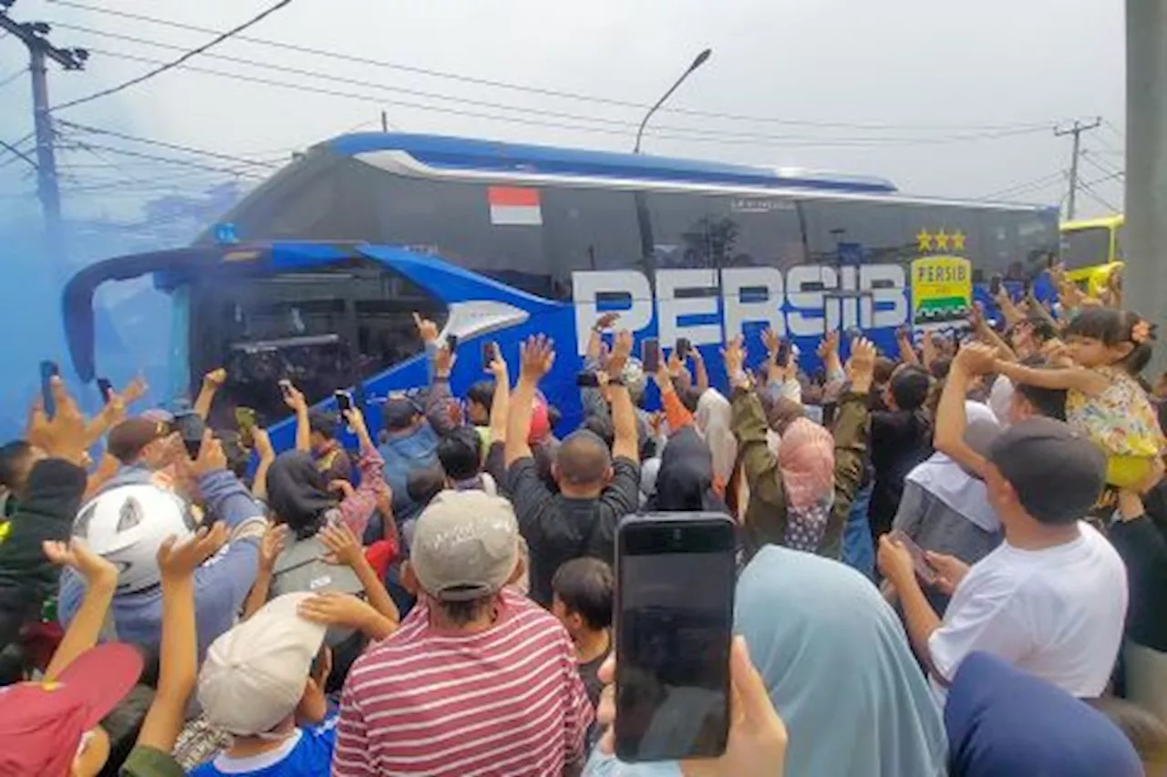 Ribuan Bobotoh Sambut Persib di Padalarang