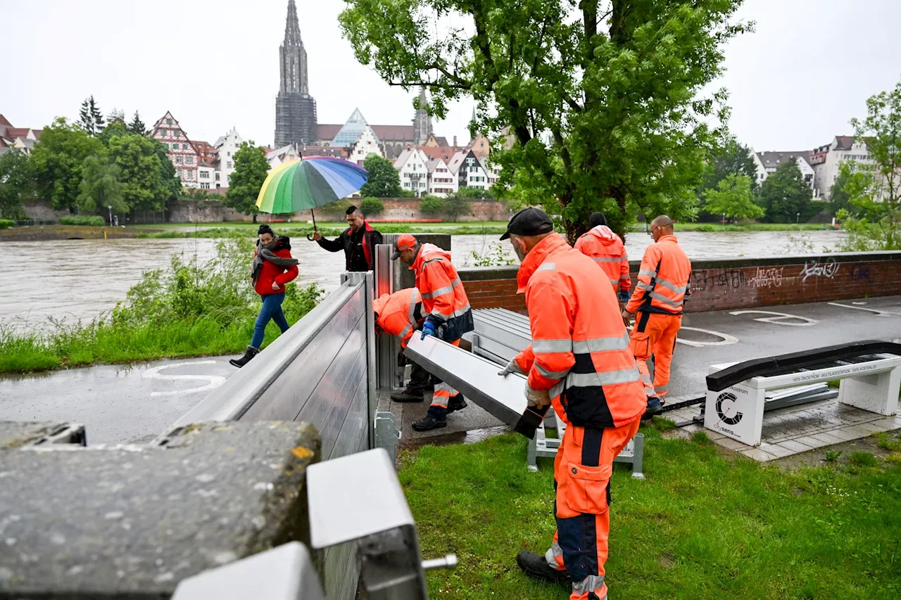 Hochwasser im Süden steigt, Anwohner bereiten sich