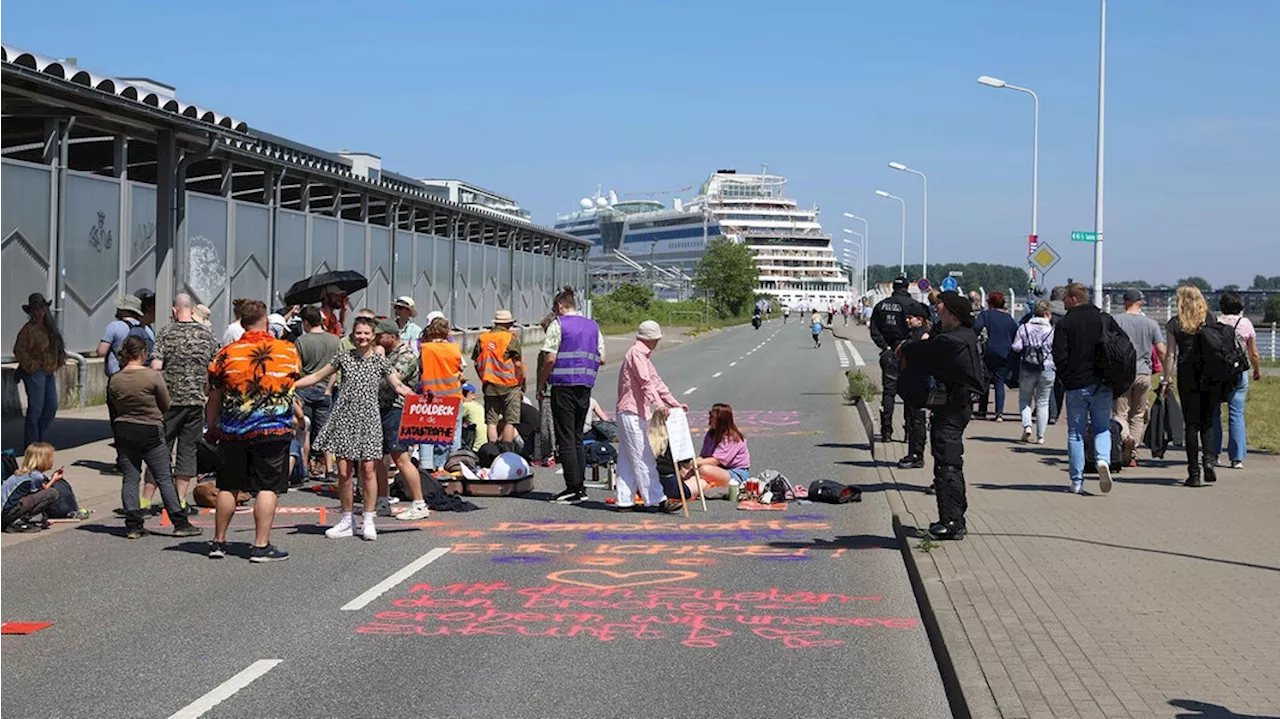 Warnemünde: 'Letzte Generation' blockierten Kreuzfahrtterminal