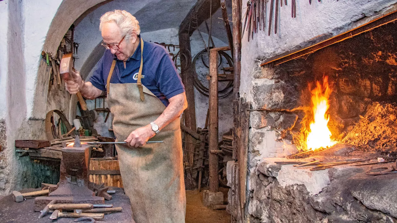 Besuch in der alten Schmiede: Wo das Eisen zur Schau im Feuer bleibt