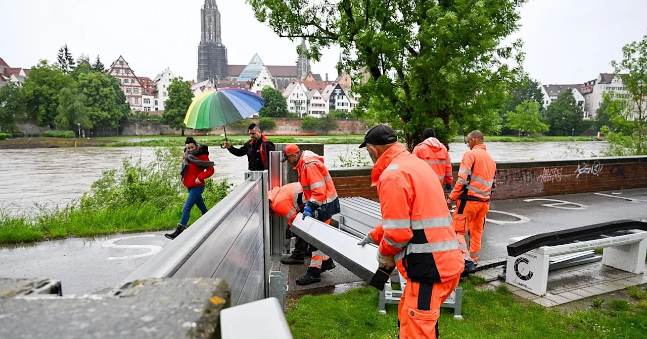 Hochwasser im Süden steigt, Anwohner bereiten sich