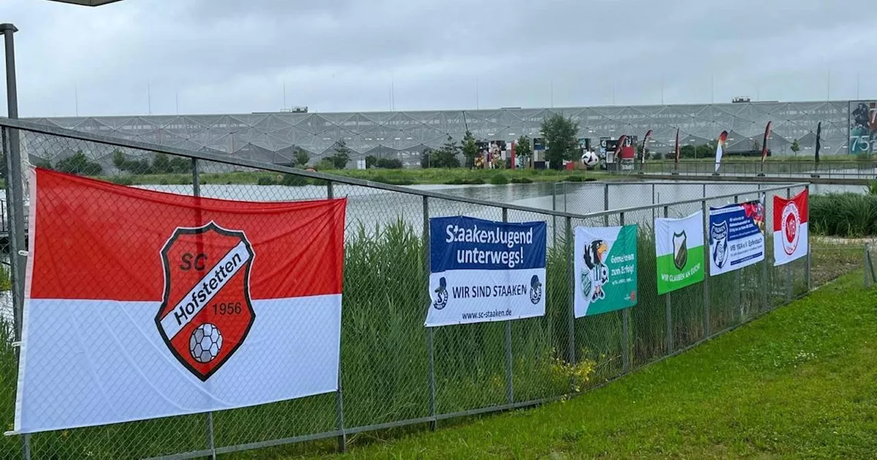 Besondere Aktion der Fans: 'Fahnenmeer' am DFB-Camp