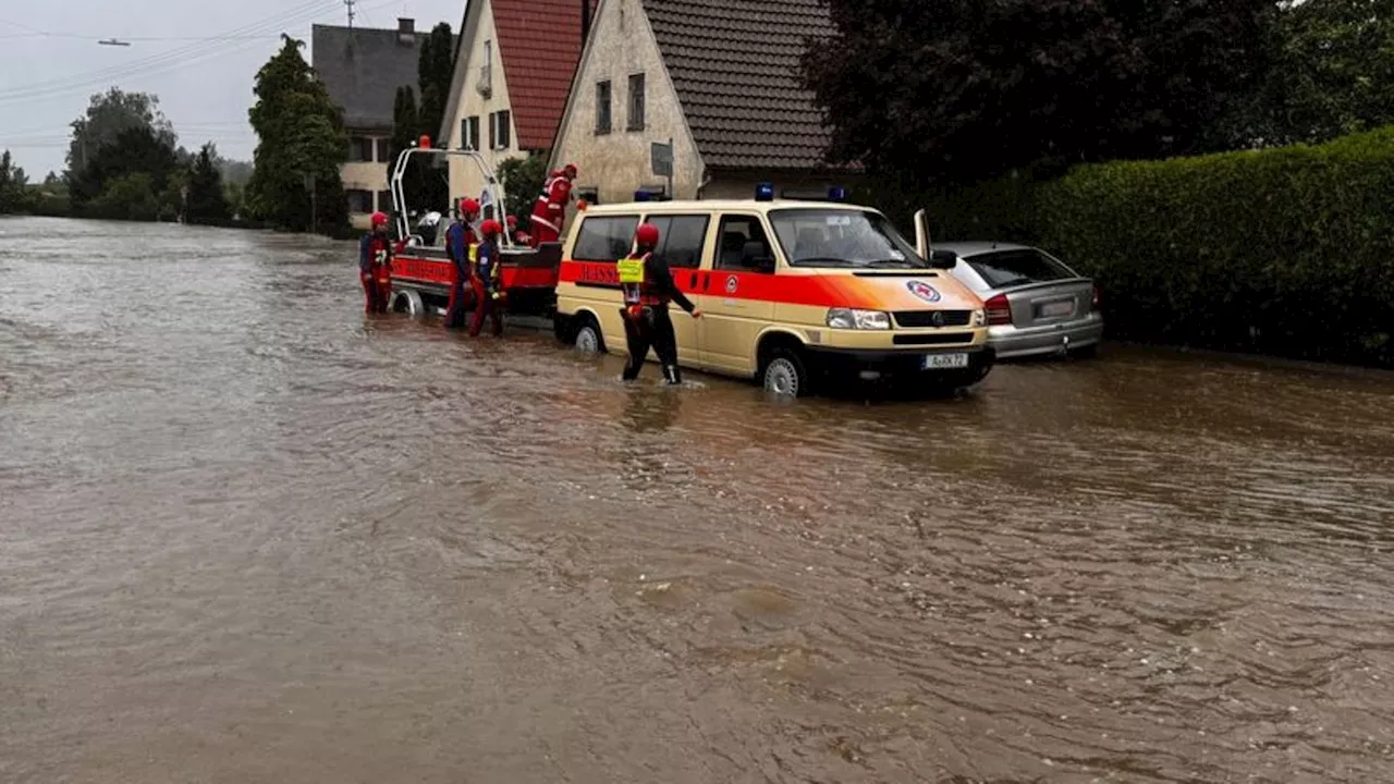 Katastrophenfälle: Jahrhunderthochwasser: Rettung mit Heli und Boot