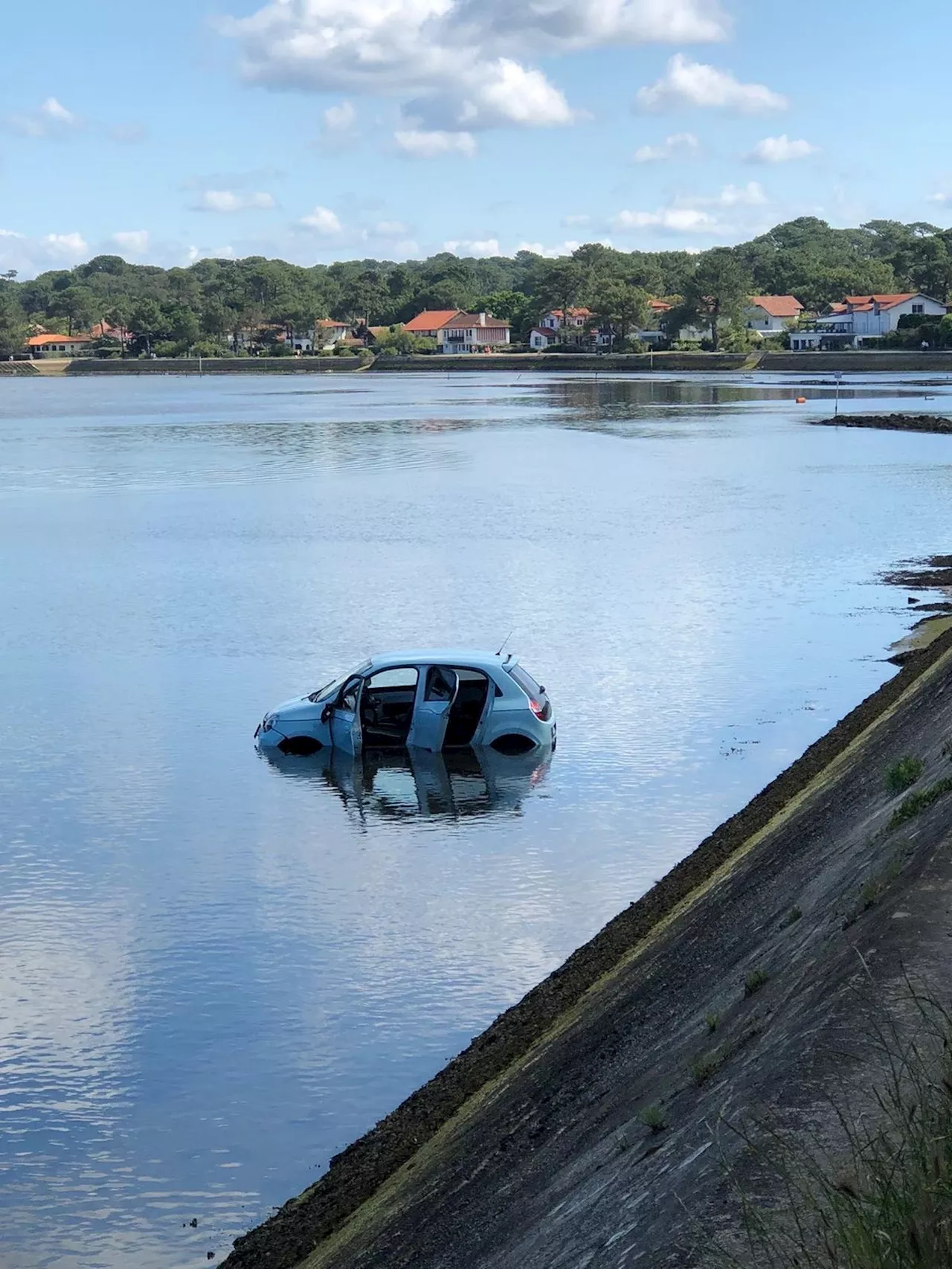 Landes : une voiture et sa conductrice, victime d’un malaise, chutent dans le canal d’Hossegor