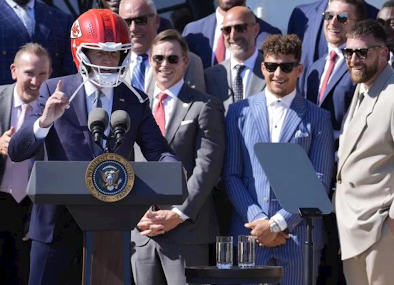 ¡se Puso El Casco Del Equipo!: Joe Biden Recibe A Los Chiefs De Kansas 