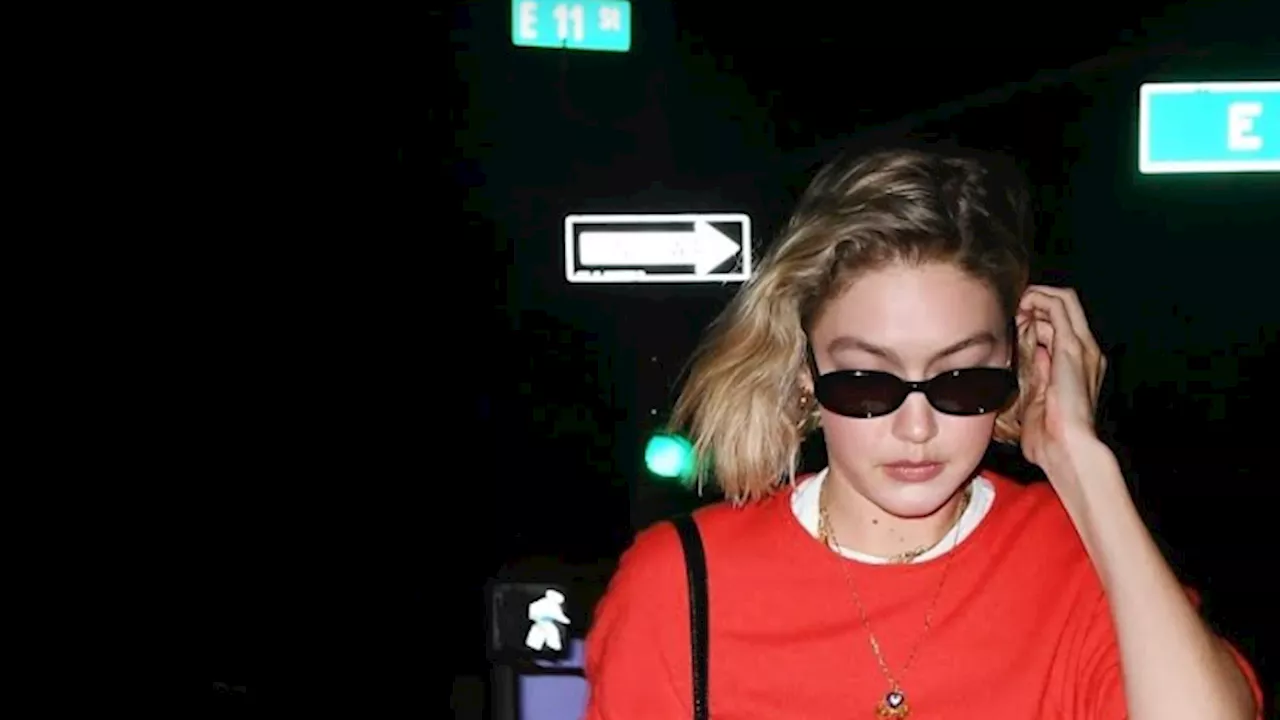 Gigi Hadid, in gonna bianca e sneakers: il look Easy romantic dell'estate 2024