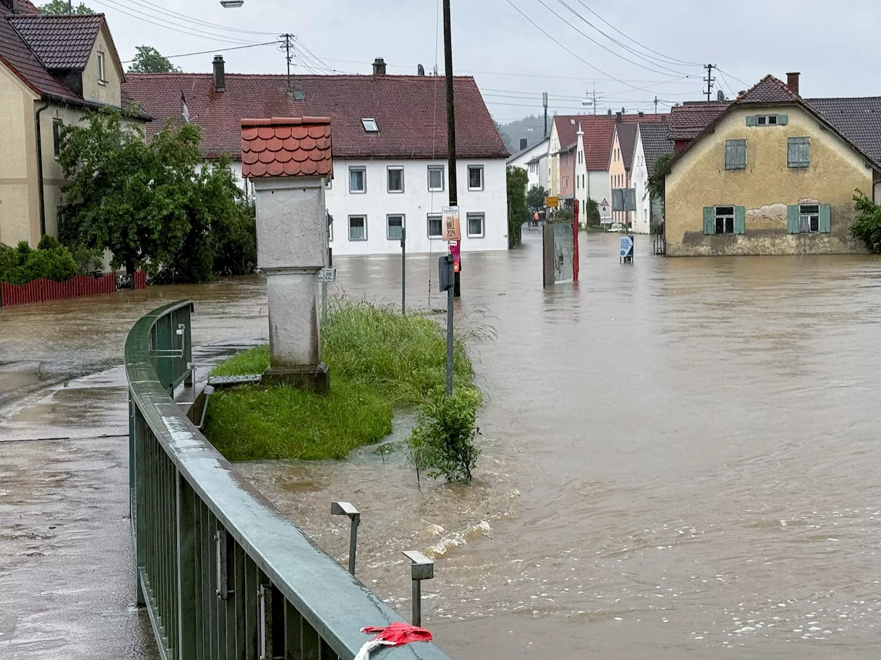 Überflutungen in Süddeutschland - Menschen mit Booten gerettet