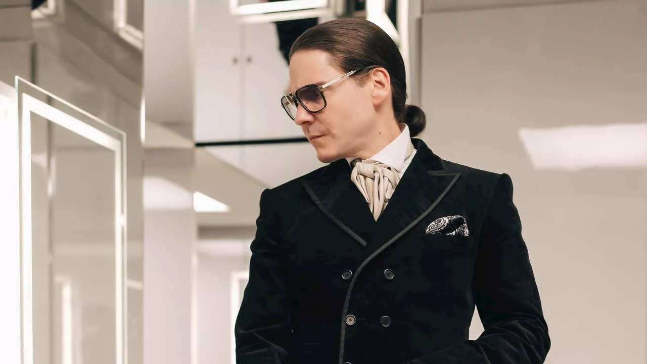 Becoming Karl Lagerfeld: Daniel Brühl spielt den Modezaren