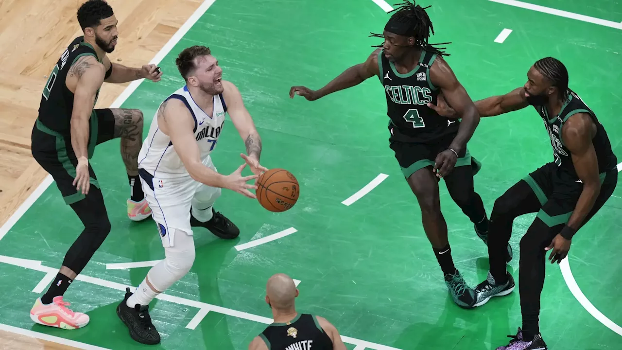 Los Mavericks mejoran pero no pueden con los Celtics en una solitaria noche de Doncic