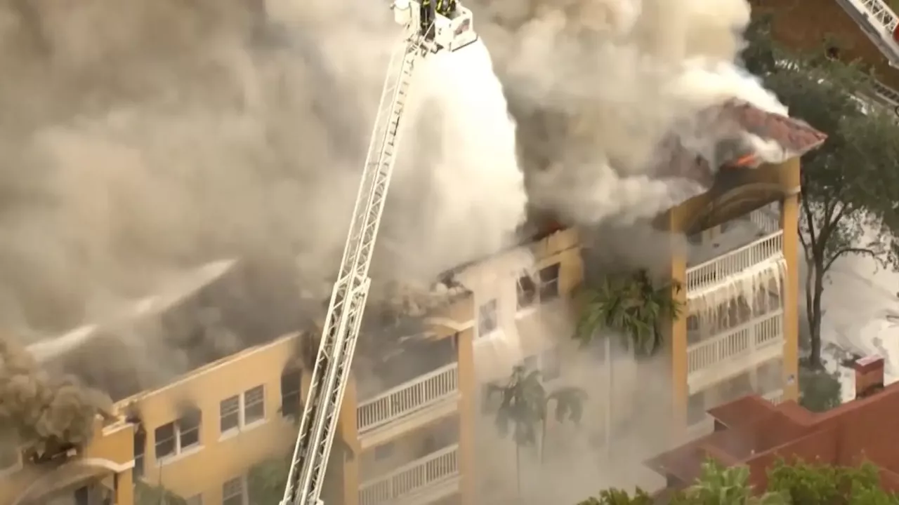 Un espectacular incendio en un edificio de Miami obliga a desalojar a una treintena de personas