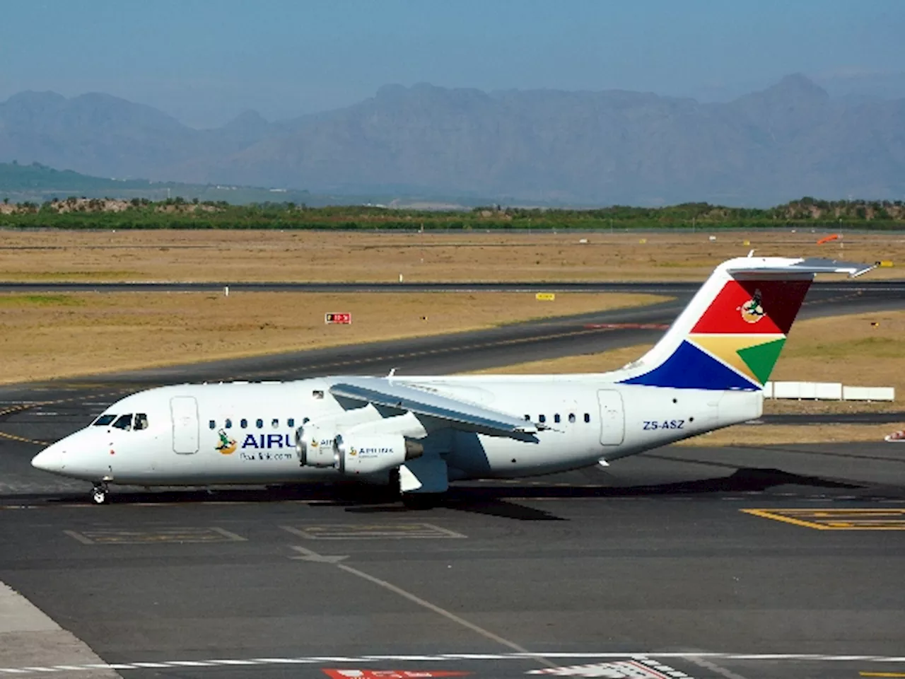 Popular YouTuber Tears Into South African Airlink With Scathing Flight Review [Video]