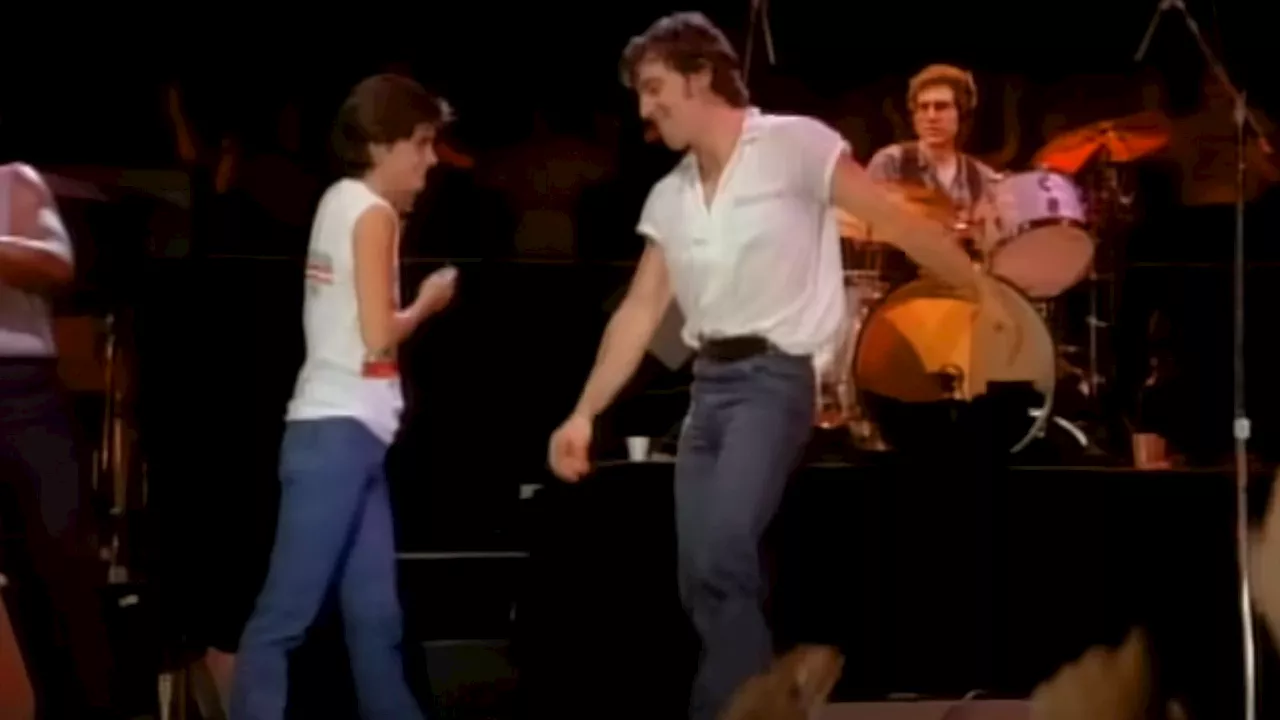 Courteney Cox recreates 'Dancing in the Dark' moves from Bruce Springsteen music video