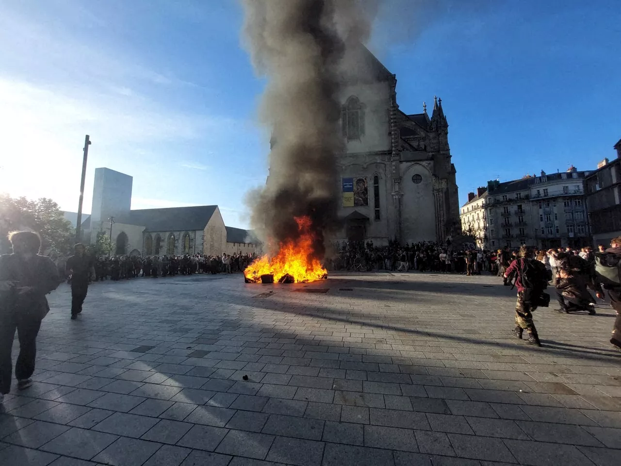 Manifestation contre l'extrême droite à Rennes : un incendie se déclare place Sainte-Anne