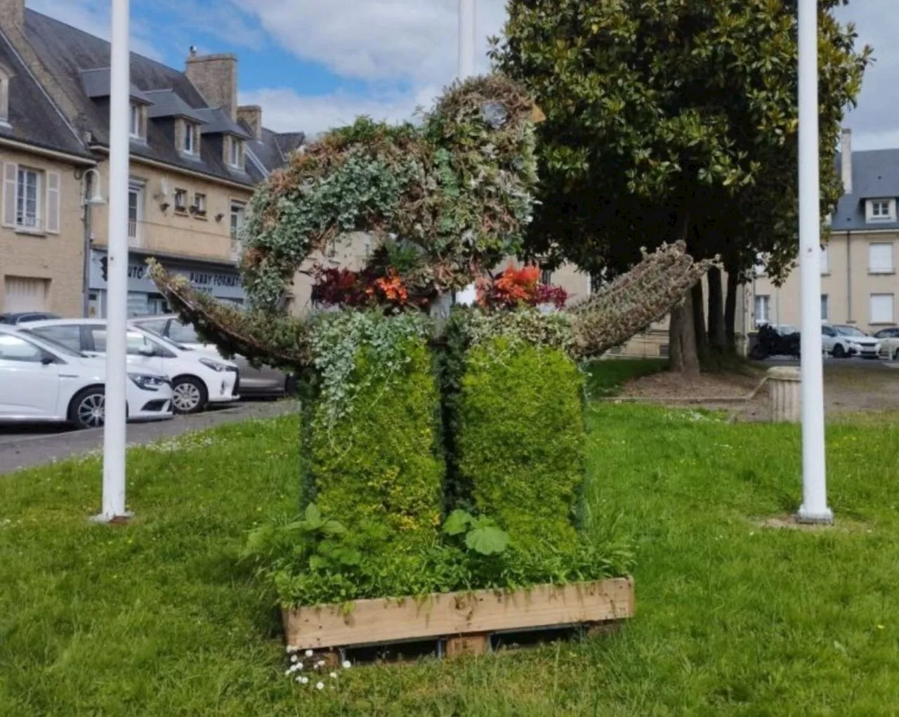 Une colombe insolite déploie ses ailes pour la Paix devant cette mairie du Calvados