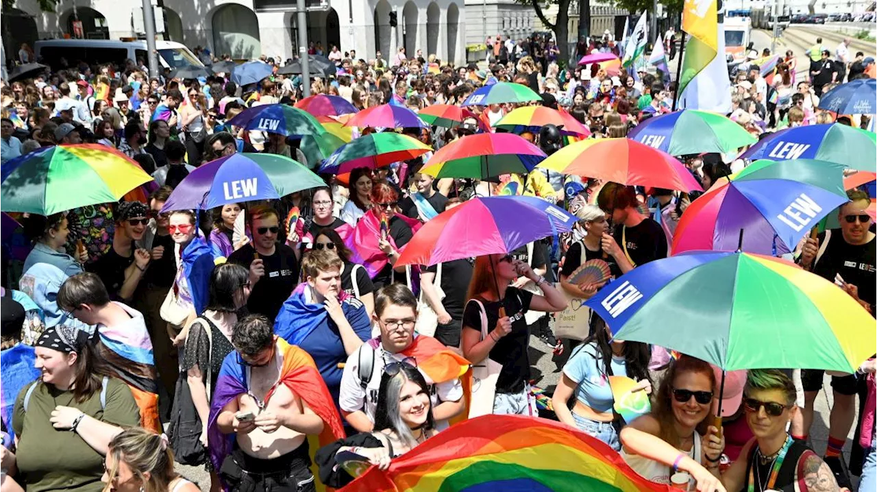 Auto kommt beim CSD nicht mehr durch: Polizei hilft Bräutigam in Not