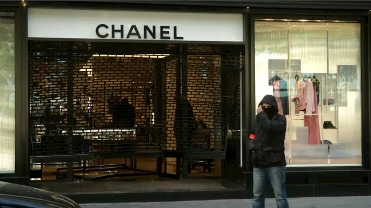 INFO BFMTV. Paris: une boutique Chanel attaquée à la voiture-bélier, des sacs de luxe dérobés