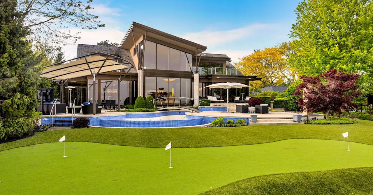 This $15 million Mississauga home looks like an all-inclusive resort