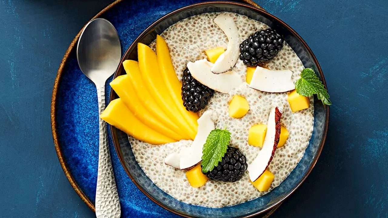 Chia-Pudding mit Mango und Kokos-Chips