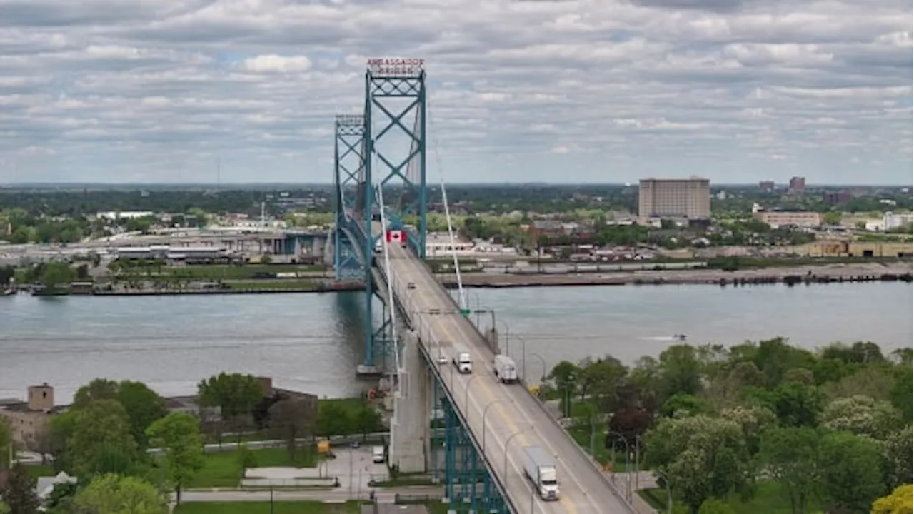 Union for Canada's border workers extends strike deadline to Friday