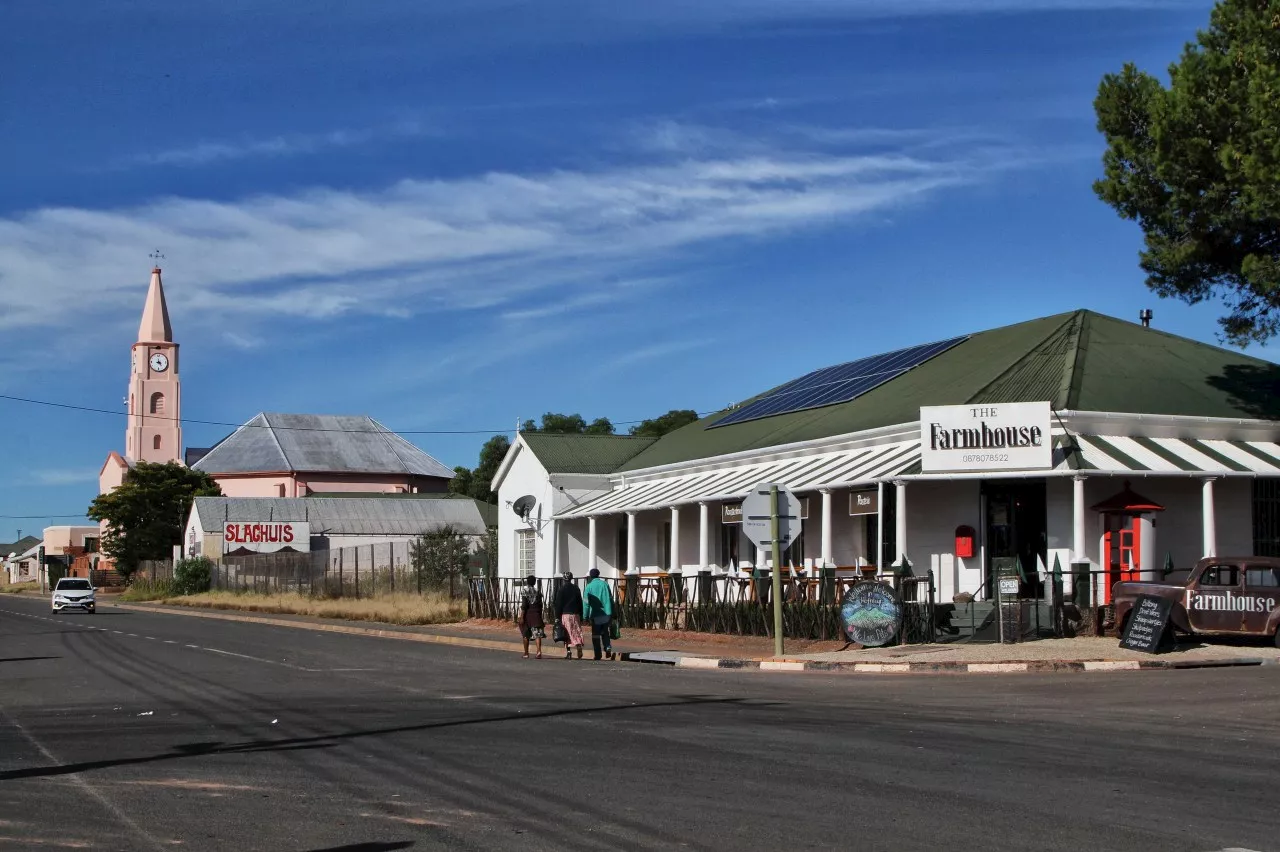 Karoo museums 1 — discovering big skulls, giant clock-faces and war trinkets