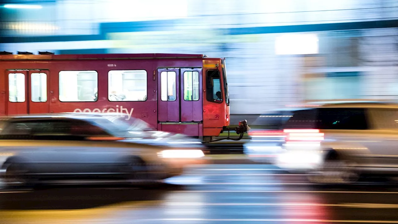 Großeinsatz am Messegelände: Straßenbahn rammt Straßenbahn in Hannover