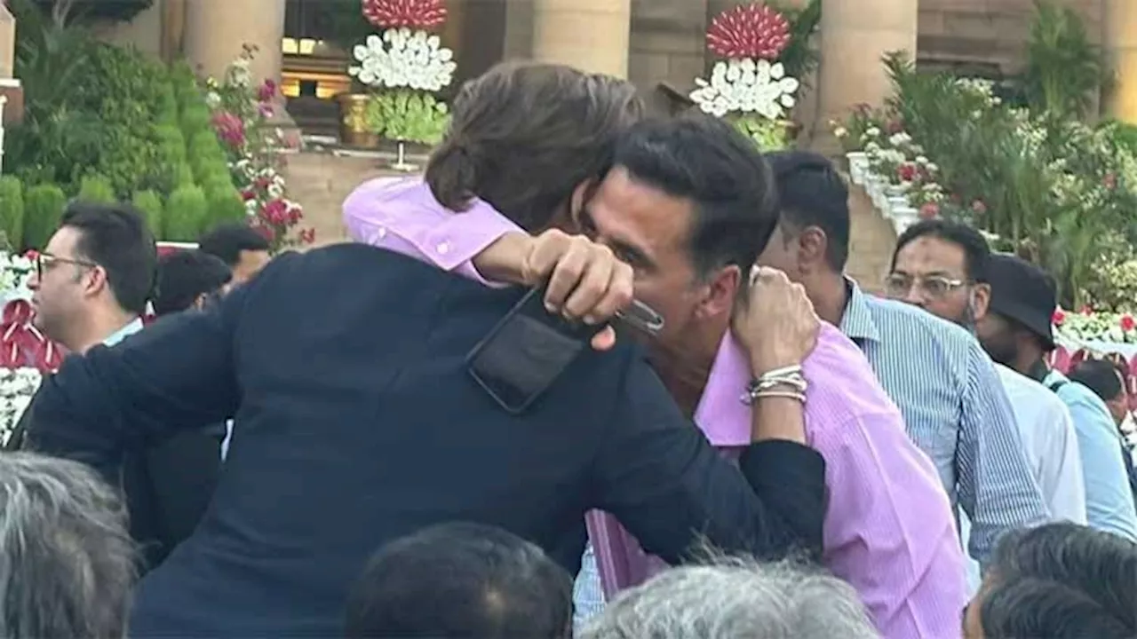 Shah Rukh, Akshay's warm hug at Modi's oath-taking delights fans