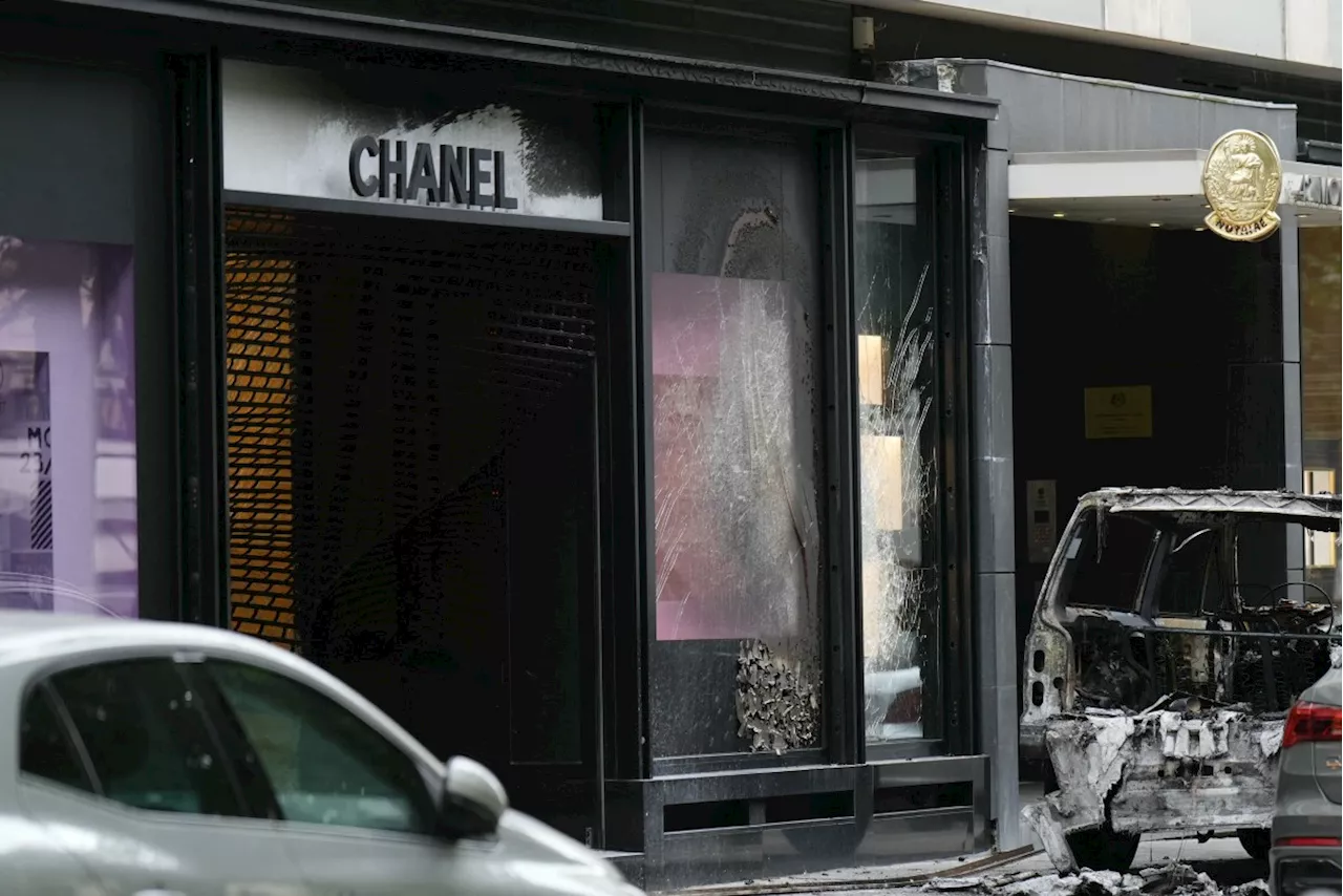 Thieves ram-raid Chanel store in Paris