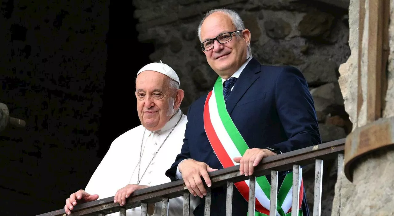 Papa Francesco in Campidoglio (si affaccia ai Fori con Gualtieri): «Il Giubileo migliorerà l'immagine di Roma»