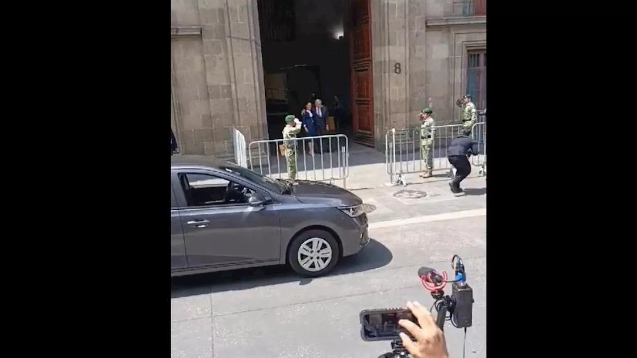 Sheinbaum llega a Palacio Nacional; AMLO la recibe con abrazos