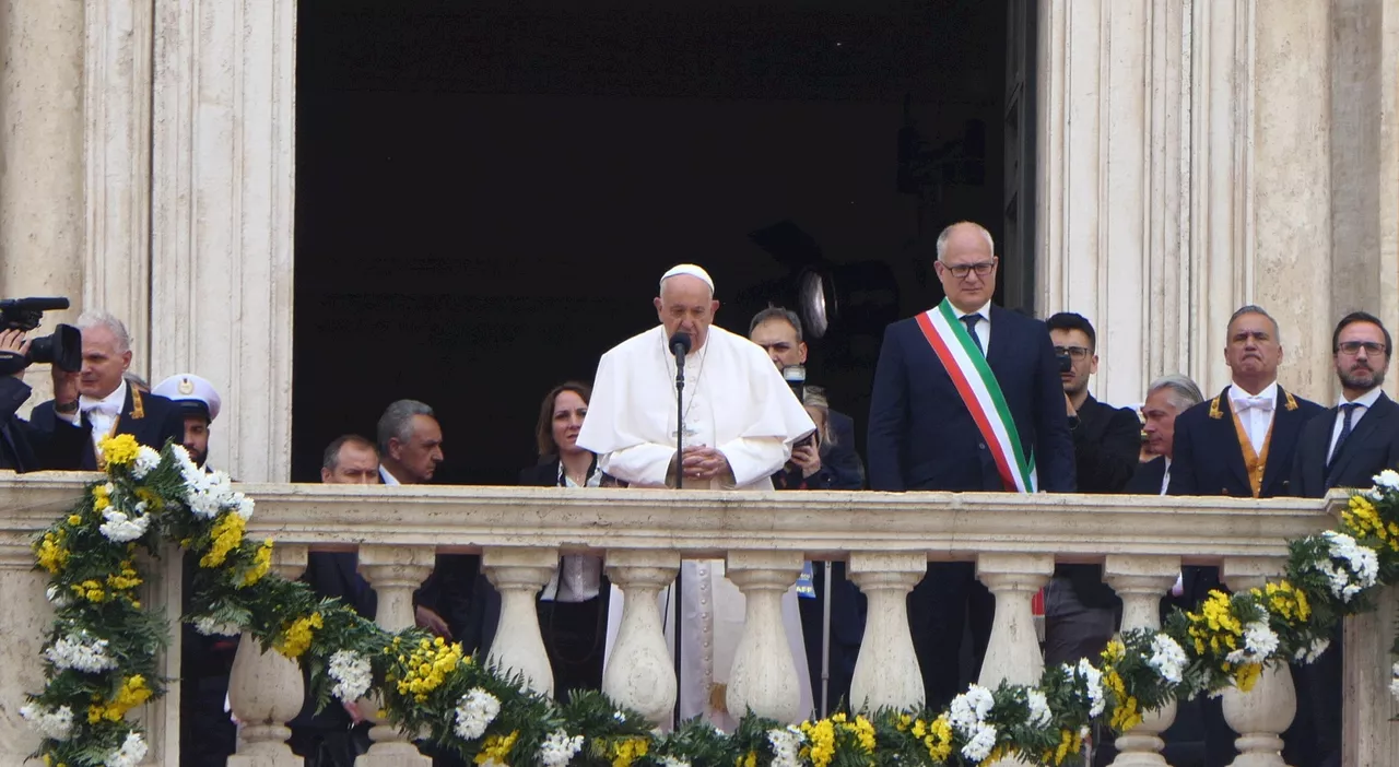 Papa Francesco al Campidoglio: «Aprirò una porta Santa in carcere. Roma sia al servizio degli ultimi». Il salu