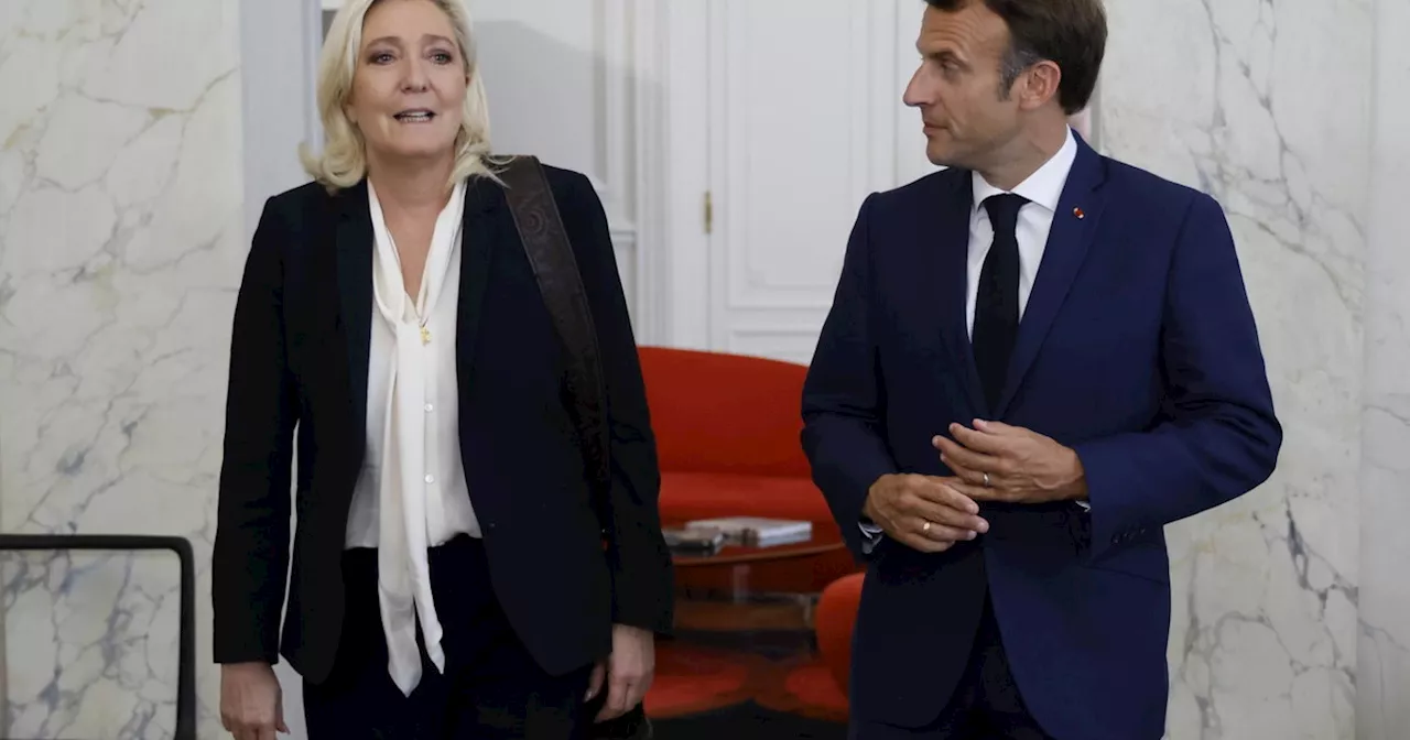 Macron, la foto che immortala il disastro: Francia, così Le Pen lo ha &#034;divorato&#034;