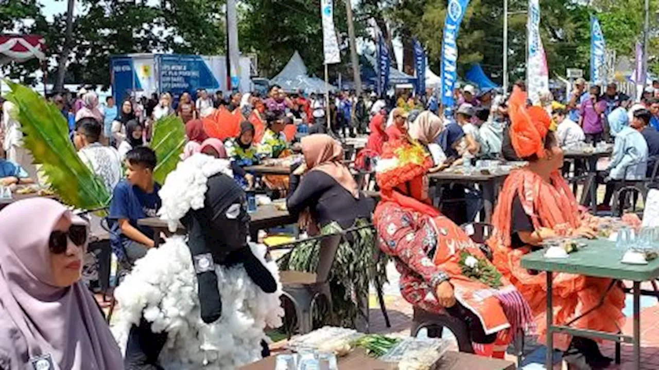 Dengan Kostum Unik, 400 Peserta Adu Makan Otak otak di Pangkalpinang