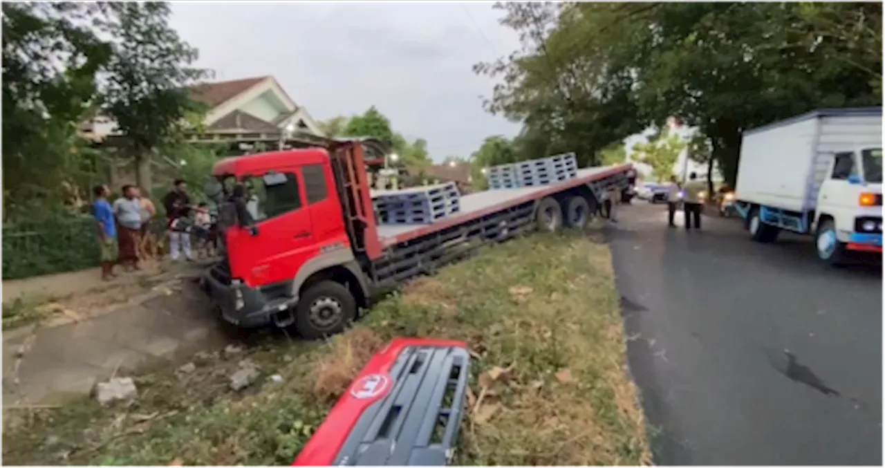 Truk Tabrak Truk Tercebur ke Sungai, Satu Tewas