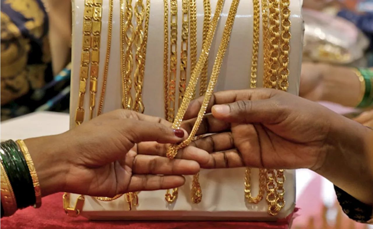 Gold Price Today: सोना हो गया सस्ता, खरीदारी से पहले जानें कितने घटे दाम, ये है ताजा भाव