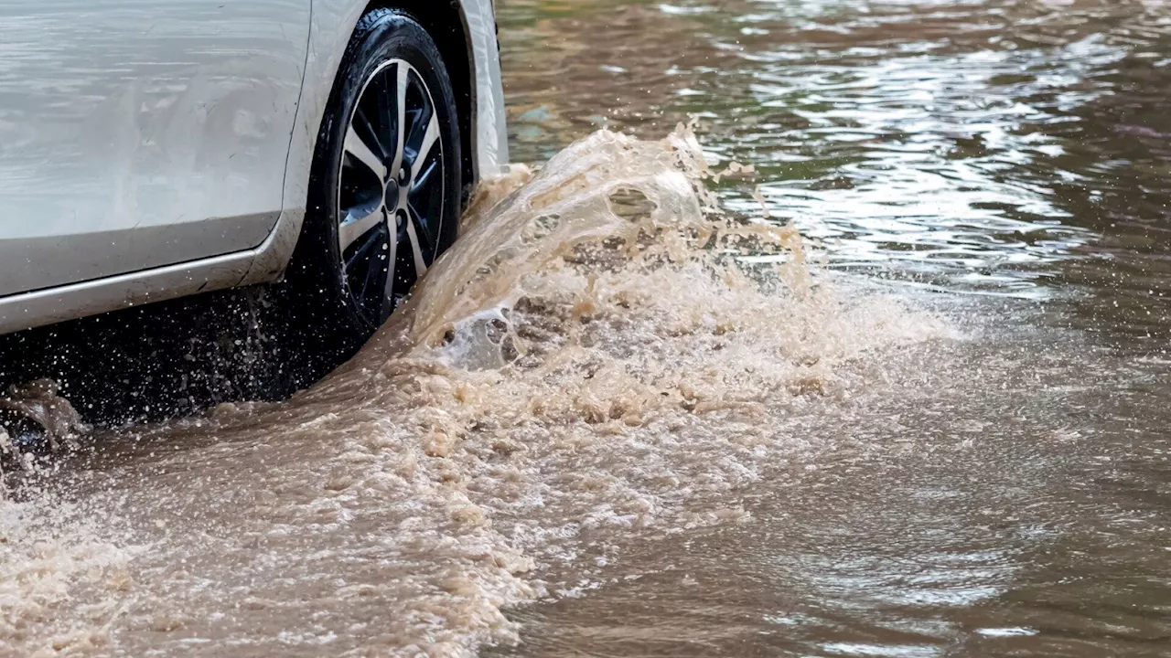 Hochwasserschäden am Auto: Fahrzeug nicht selbst starten!