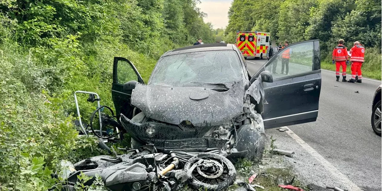 Auto ger&auml;t im Landkreis F&uuml;rth in Gegenverkehr: Zehn Menschen verletzt